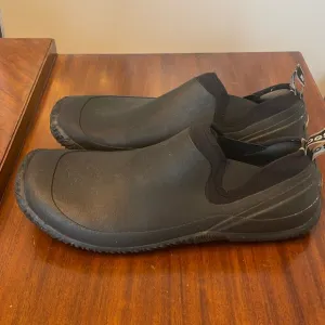 🥡 Bogs sz 17 slip on rubber shoes, urban Walker
