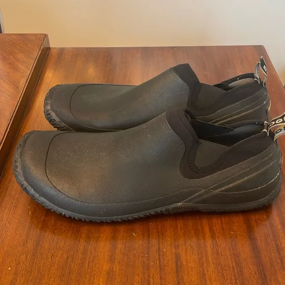 🥡 Bogs sz 17 slip on rubber shoes, urban Walker