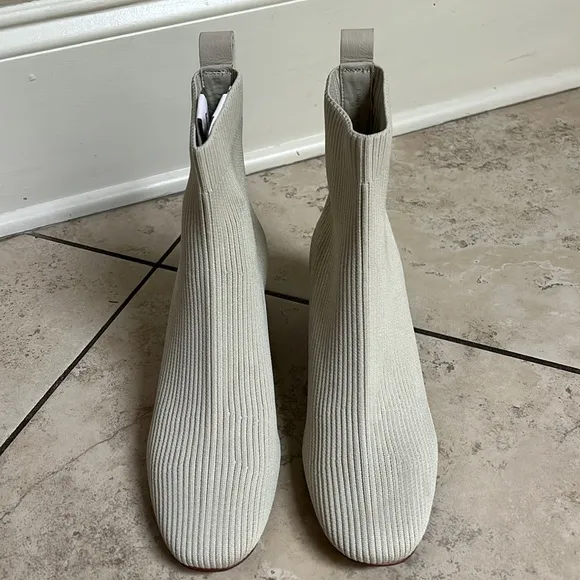 🆕 Everlane The Glove Boot Women's Beige Ankle Boots