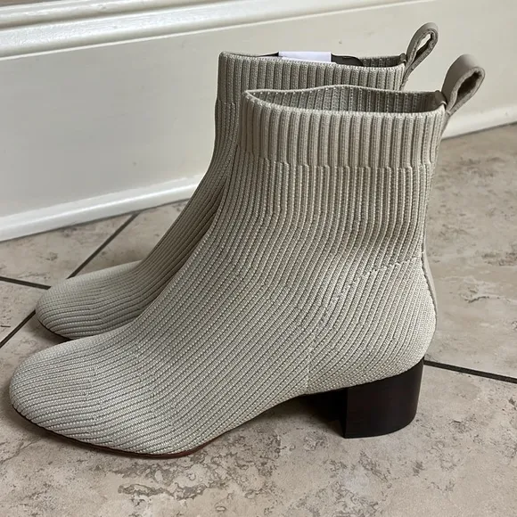 🆕 Everlane The Glove Boot Women's Beige Ankle Boots