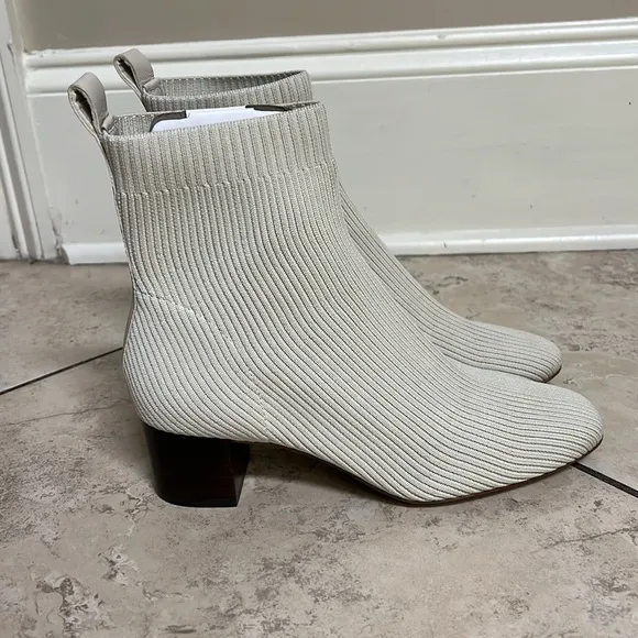🆕 Everlane The Glove Boot Women's Beige Ankle Boots