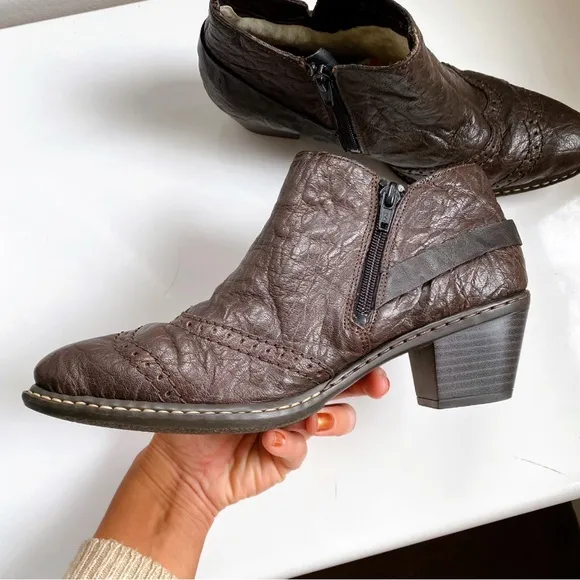 🍩 RIEKER DARK BROWN LEATHER SIDE BUCKLE CHUNKY HEEL BOOTIES!