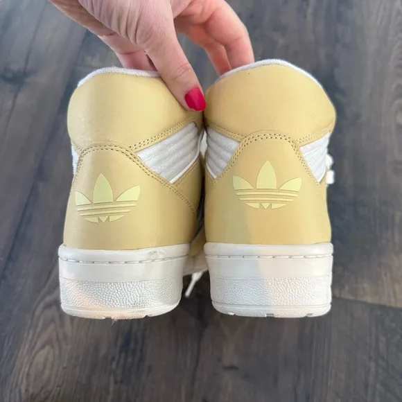 ADIDAS Women NWT Rivalry High Top Shoes in Light Yellow Size 8