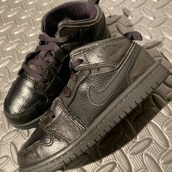 Air Jordan 1 Mid Retro Triple Black size 10c toddler shoes