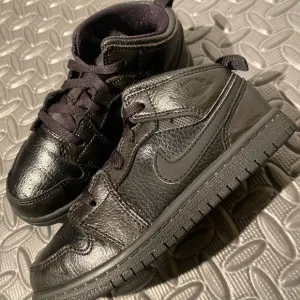 Air Jordan 1 Mid Retro Triple Black size 10c toddler shoes