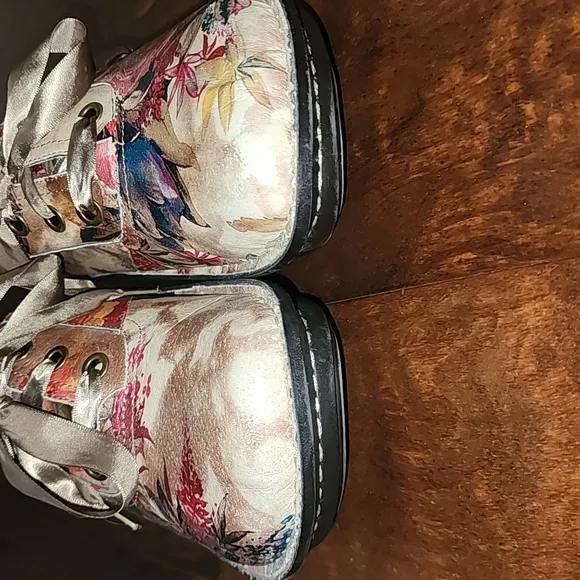 Alegria Abbi western romance platform shoes