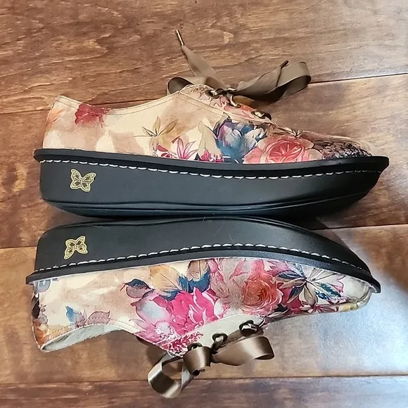 Alegria Abbi western romance platform shoes