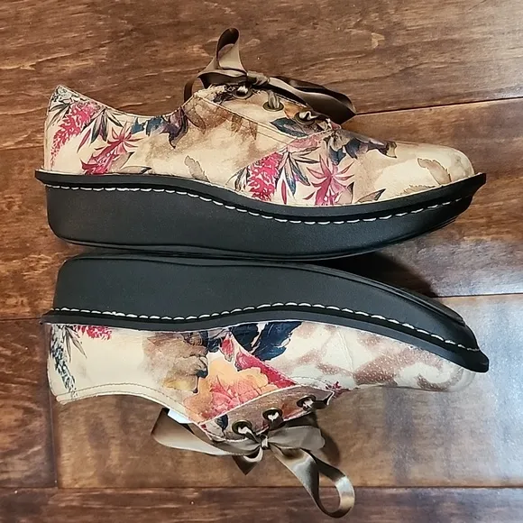 Alegria Abbi western romance platform shoes