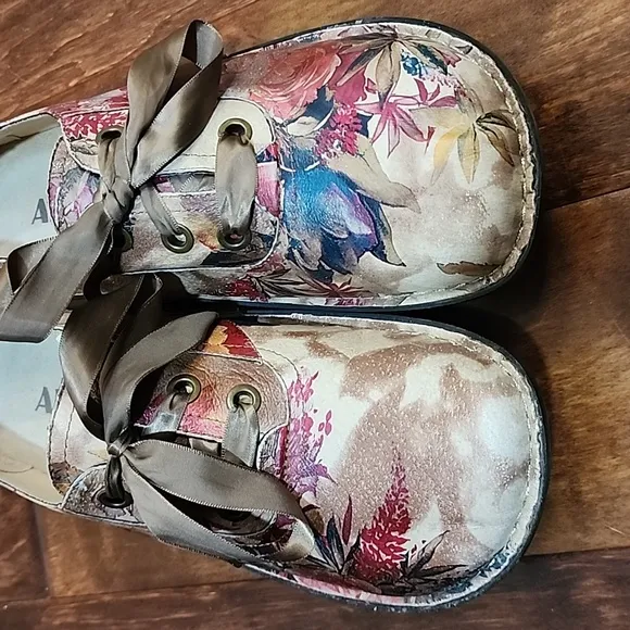 Alegria Abbi western romance platform shoes
