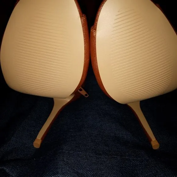 &quot; LACED TO THE KNEE  &quot; - Cognac Faux Leather ( BRAND NEW !!1 )