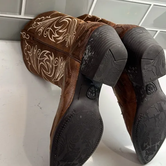 Ariat Brown Heeled Boots with White Embroidery Size 8