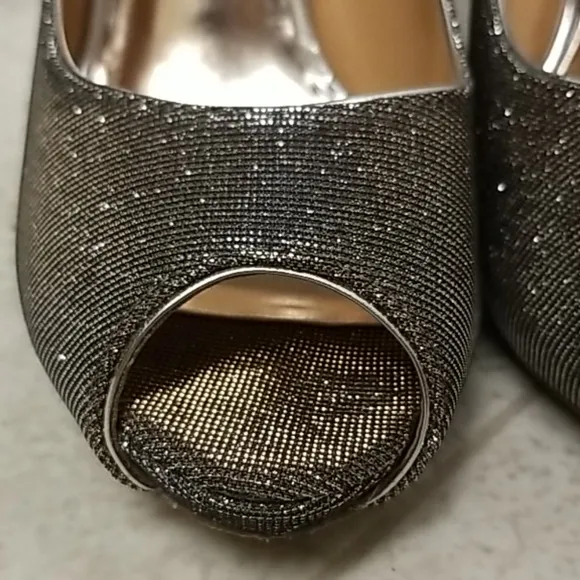 BADGLEY MISCHKA peep toe platform pumps