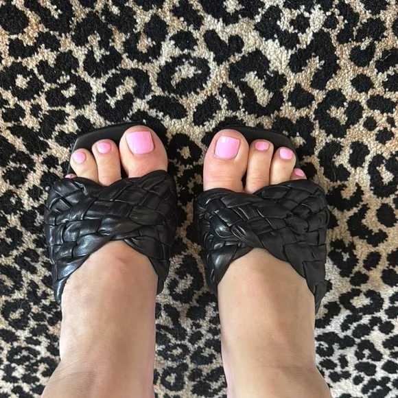 BCBGMAXAZRIA BARBA Black Woven Leather Sandals 8.5