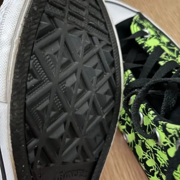 BNWoT CTAS GS ‘Glow in the Dark Insect Print (Jr. 6) Converse ☆