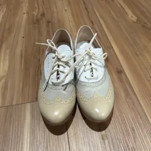 Born Cream/White Lace Up Shoes Vintage Size 8 1/2