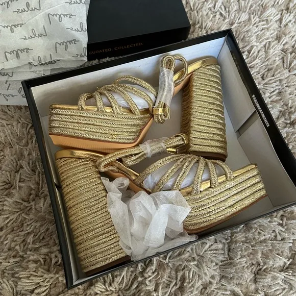 🩷BRAND NEW IN BOX NWT GOLD METALLIC STRAPY PLATFORM HIGH HEELS SIZE 8 SANDALS