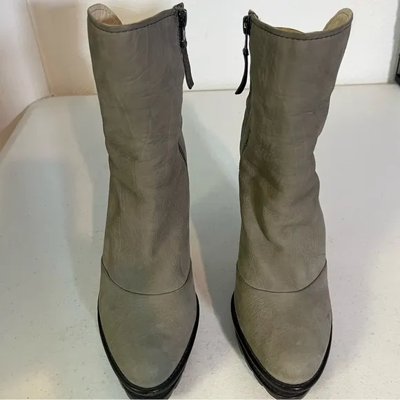 Brian Atwood Platform Heeled Grey Leather Boots Women’s Size 9