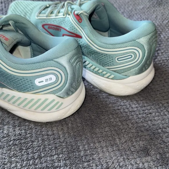 Brooks Ariel GTS 23 Mint Green Stability Running Walking Shoes Women’s Size 9