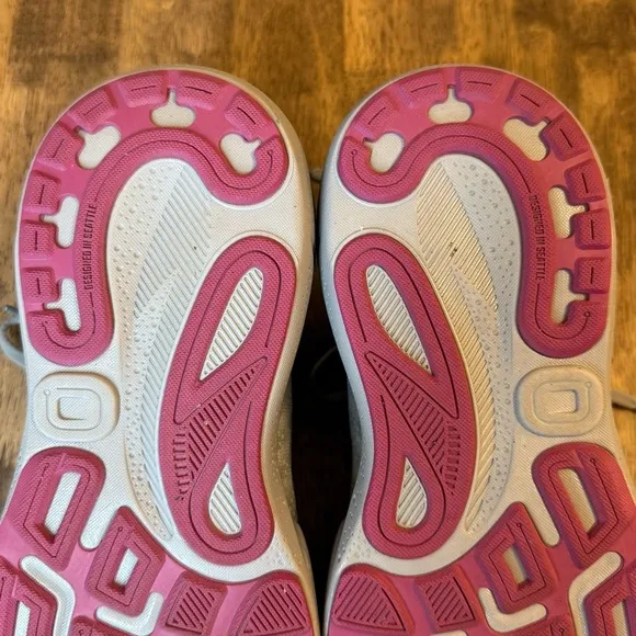 Brooks Women’s Adrenaline GTS 24 Stability Running Walking Shoe Gray Size 9 2E