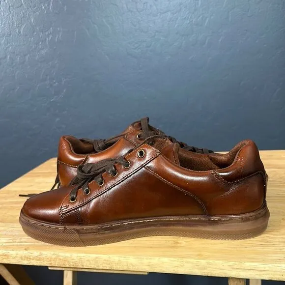 Brown low-top sneakers with smooth leather and sporty style