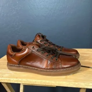 Brown low-top sneakers with smooth leather and sporty style
