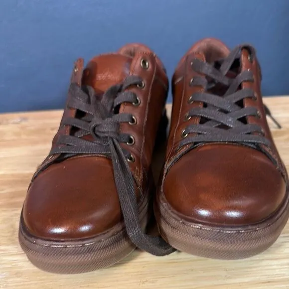 Brown low-top sneakers with smooth leather and sporty style