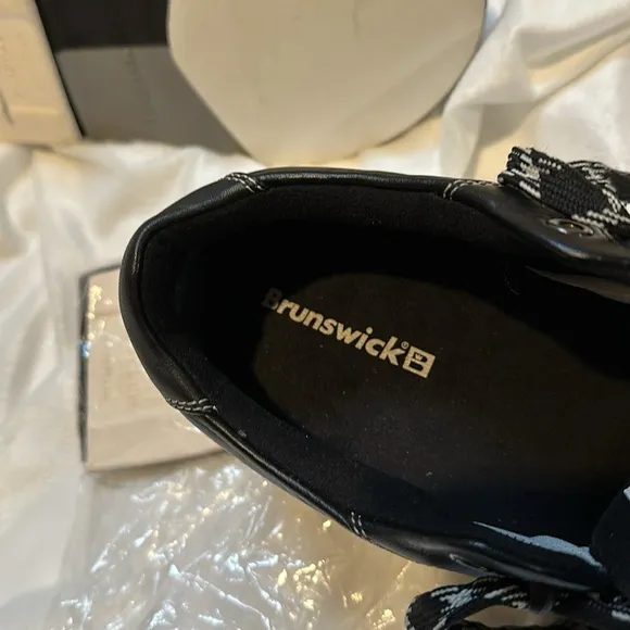 Brunswick Classic Men's Bowling Shoes Black Leather 9M K210-1   Soles/Heels New