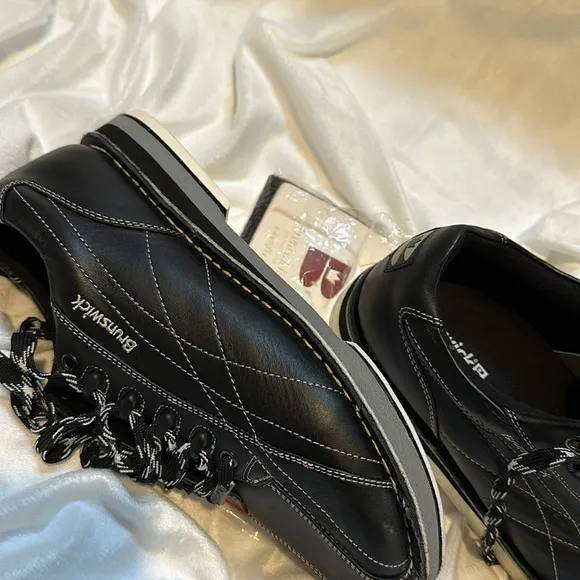 Brunswick Classic Men's Bowling Shoes Black Leather 9M K210-1   Soles/Heels New
