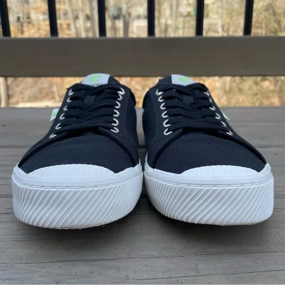 Cariuma Oca Low black canvas shoes size 10.5