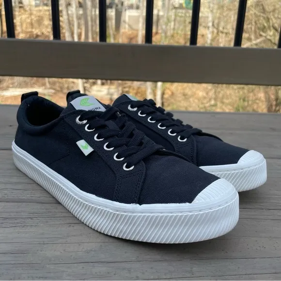 Cariuma Oca Low black canvas shoes size 10.5