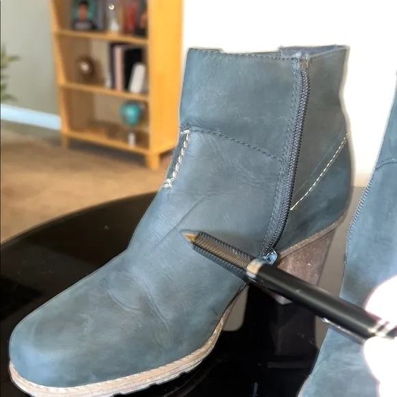 Clark’s Collection Soft Cushion Black Leather Side Zipper Heels Ankle Boots 8.5