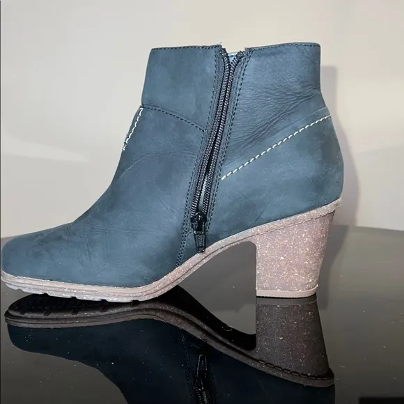 Clark’s Collection Soft Cushion Black Leather Side Zipper Heels Ankle Boots 8.5