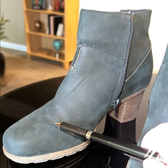 Clark’s Collection Soft Cushion Black Leather Side Zipper Heels Ankle Boots 8.5