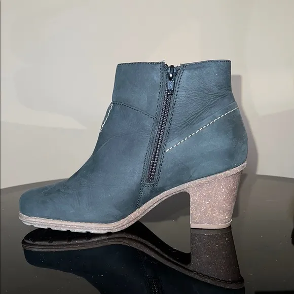 Clark’s Collection Soft Cushion Black Leather Side Zipper Heels Ankle Boots 8.5