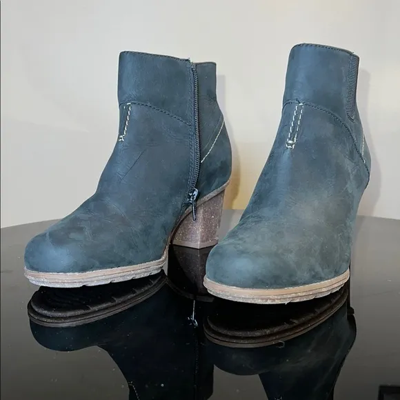 Clark’s Collection Soft Cushion Black Leather Side Zipper Heels Ankle Boots 8.5