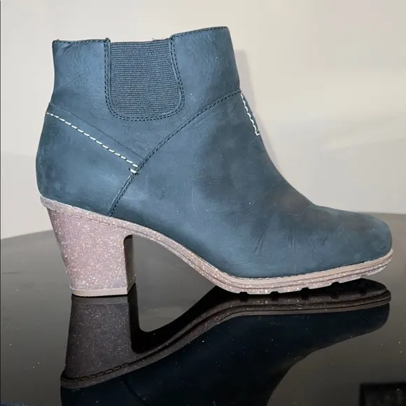 Clark’s Collection Soft Cushion Black Leather Side Zipper Heels Ankle Boots 8.5
