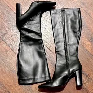 COLIN STUART black leather boots. Size 6.5