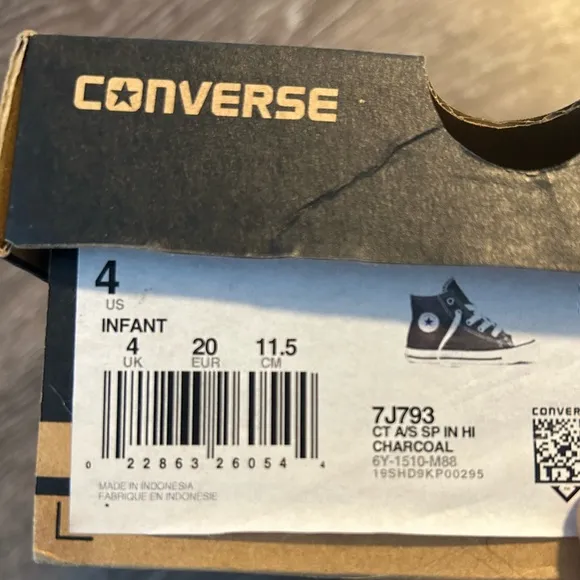 Converse Chuck Taylor’s Kids High Top shoes size 4