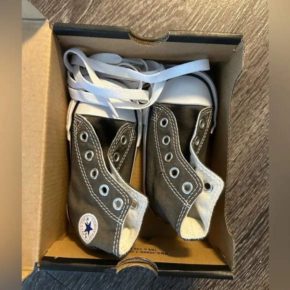 Converse Chuck Taylor’s Kids High Top shoes size 4