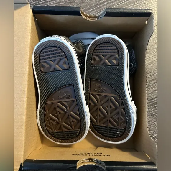 Converse Chuck Taylor’s Kids High Top shoes size 4