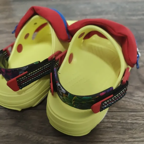 Crocs Classic All Terrain Sandals Yellow with Zipper Pouch  Sz Men’s-5 Women's-7