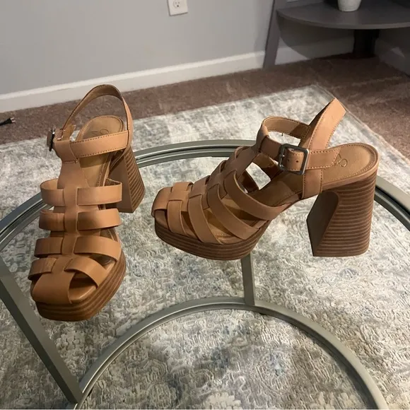 Crown Vintage Farlie Sandal  NWT. No box size 7.5