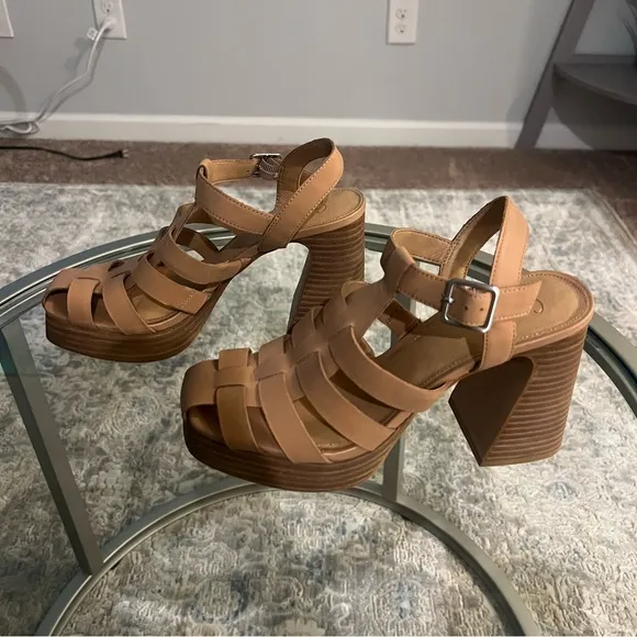 Crown Vintage Farlie Sandal  NWT. No box size 7.5
