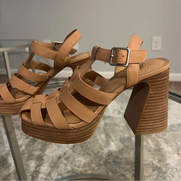 Crown Vintage Farlie Sandal  NWT. No box size 7.5