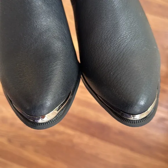 Dingo Black Leather Western Boots. Toe Guards, Studded, Heel Chains, size 7.5M.