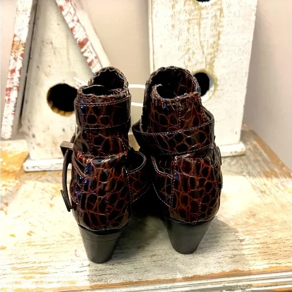 Dingo Women's 6.5  Brown Leather Patent Croc Pattern Ankle Boots