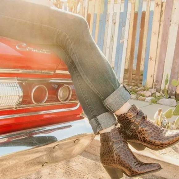 Dingo Women's 6.5  Brown Leather Patent Croc Pattern Ankle Boots