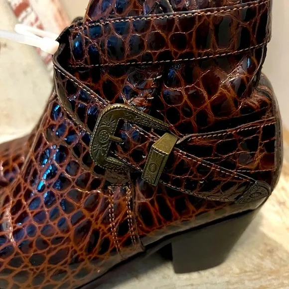 Dingo Women's 6.5  Brown Leather Patent Croc Pattern Ankle Boots