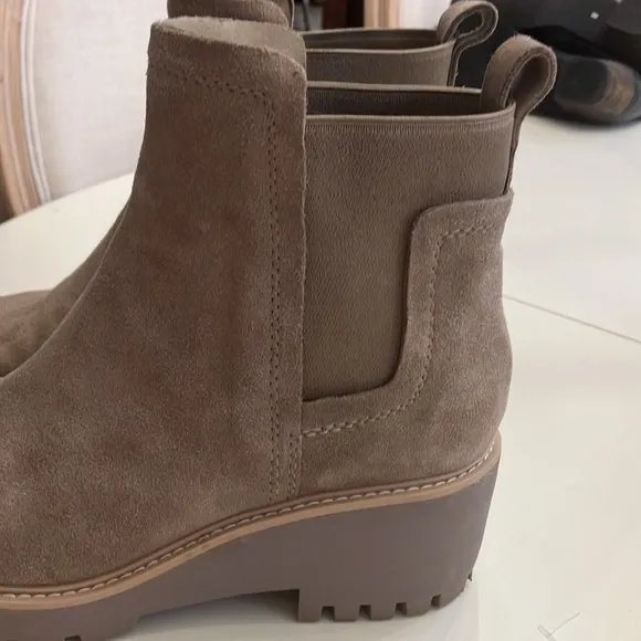Dolce Vita Haily Suede Tan Wedge Bootie Size 8.5 Chelsea Boots