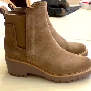 Dolce Vita Haily Suede Tan Wedge Bootie Size 8.5 Chelsea Boots